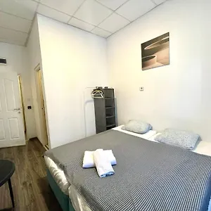 Homestay Aradi With Private Bathroom In The Centre, Budapest